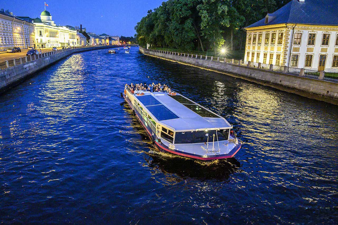Посадка гостей на теплоход «Кассандра» — причал в центре Петербурга — фото 16