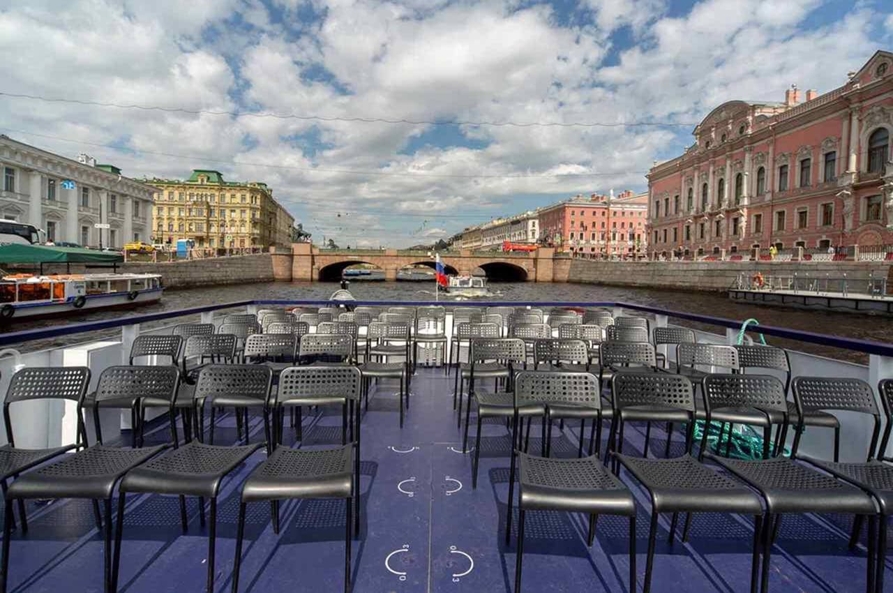 Посадка гостей на теплоход «Пиета» — причал в центре Петербурга