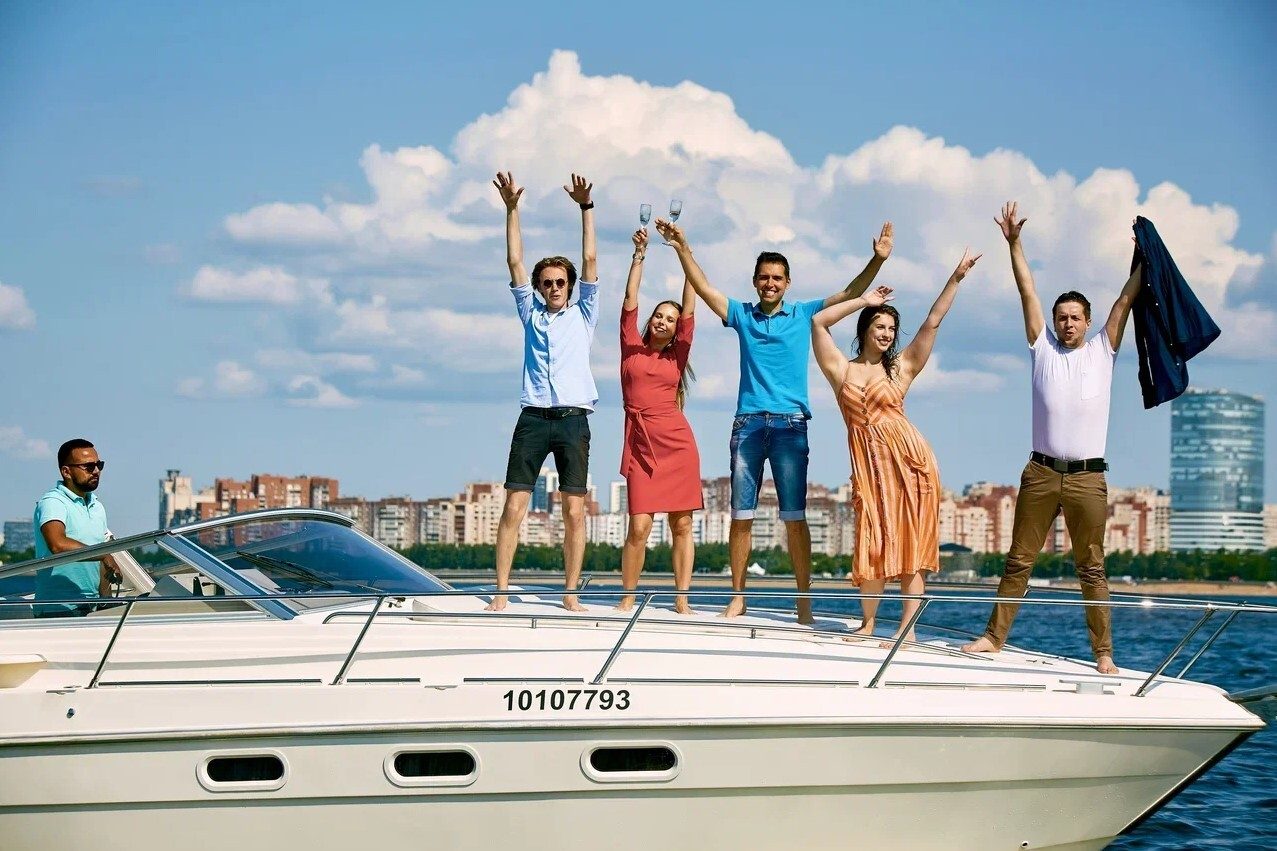 Катер «Пилар» под разводными мостами Петербурга