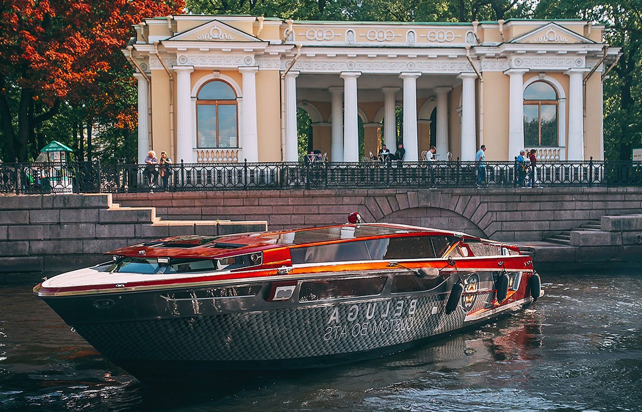 Посадка гостей на яхту «Белуга» — причал в центре Петербурга — фото 16