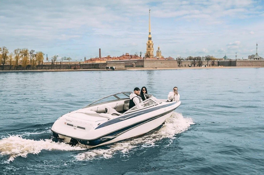 Катер «Серенити» — салон и оснащение, аренда напрямую — фото 15