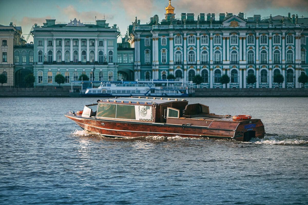 Открытая палуба катера «Византия» — егокатер