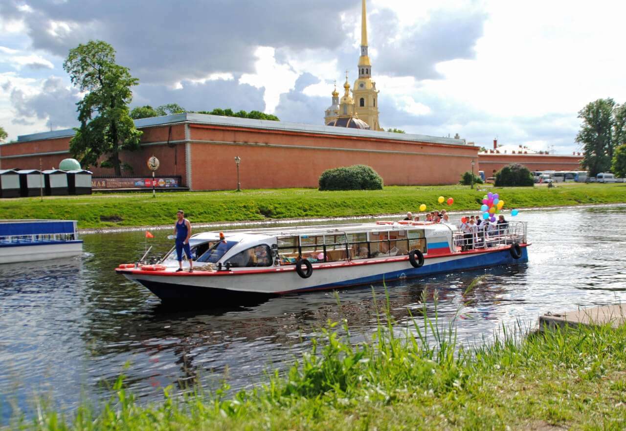 Посадка гостей на теплоход «Джульетта» — причал в центре Петербурга — фото 16