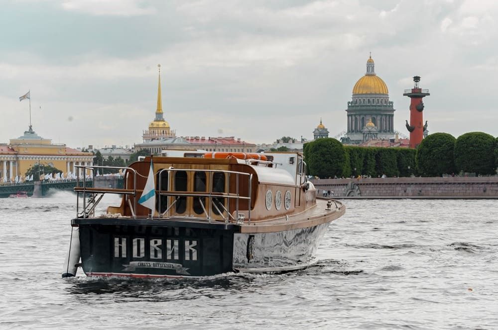 Наш катер «Новик» у собственного причала в Санкт-Петербурге