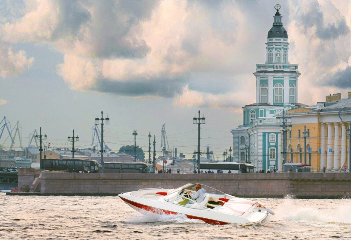 Наш катер «Стинг 185 (Stingray 185)» у собственного причала в Санкт-Петербурге