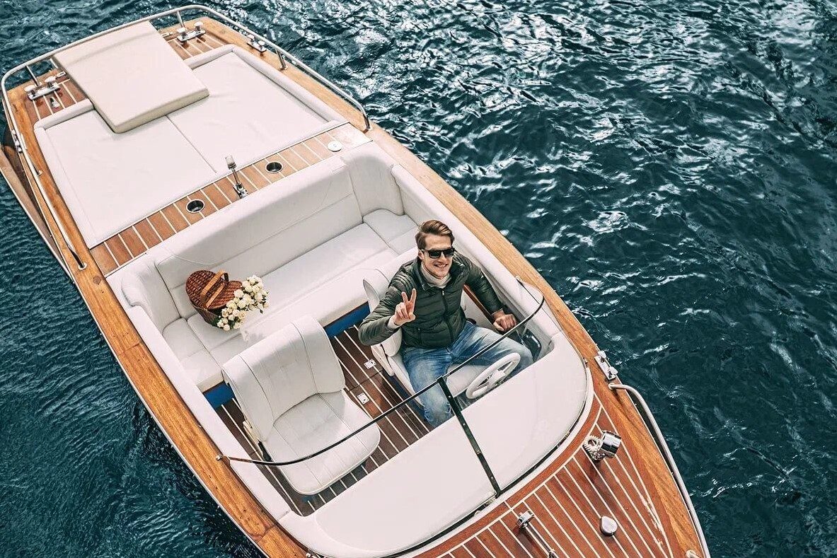 Катер «Рива (Riva)» — салон и оснащение, аренда напрямую — фото 15