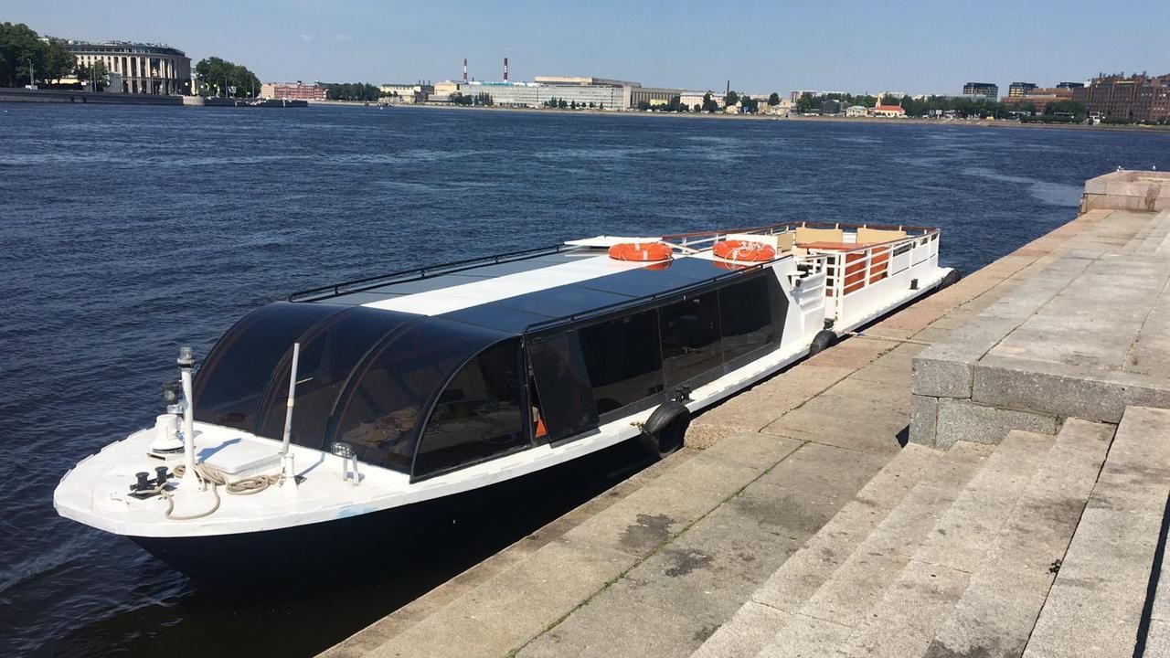 Наш теплоход «Форт Ривер» у собственного причала в Санкт-Петербурге
