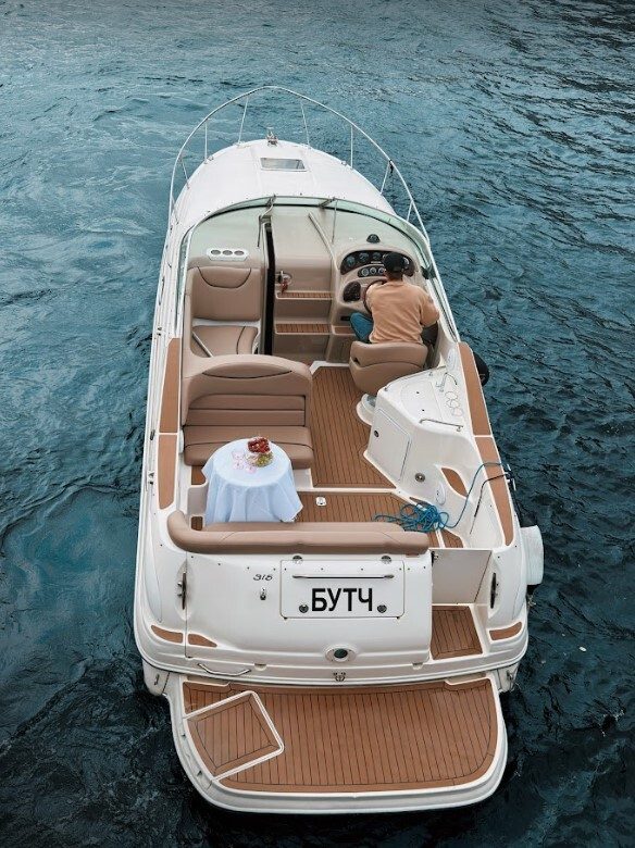 Катер «Сиа рей / Sea Ray» — салон и оснащение, аренда напрямую