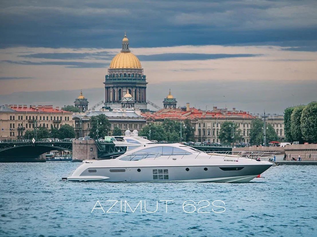 Наш яхта «Azimut 62» у собственного причала в Санкт-Петербурге