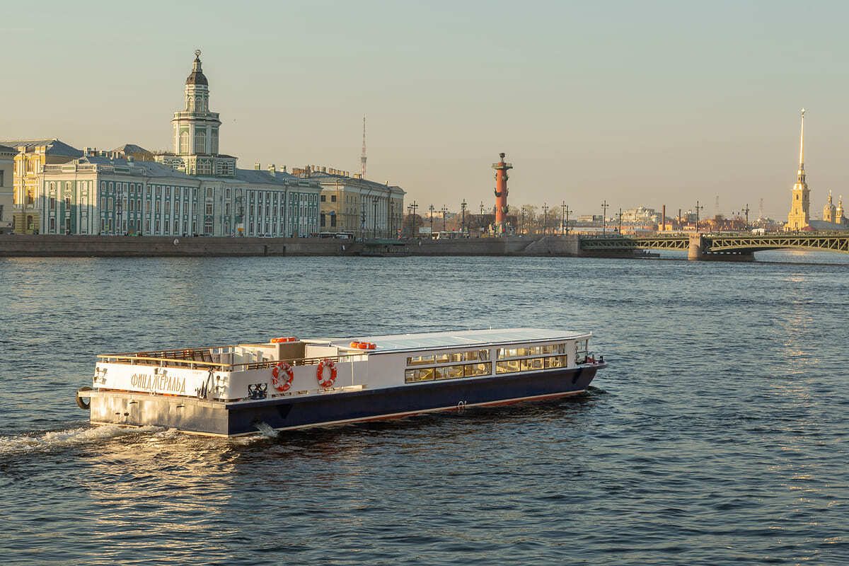 Наш теплоход «Фицджеральд» у собственного причала в Санкт-Петербурге