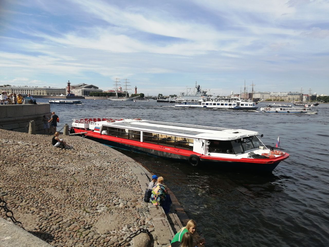Теплоход «Маргарита» вечером у набережной — бронирование напрямую