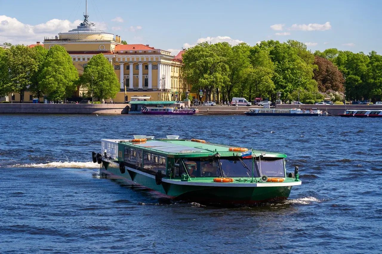 Посадка гостей на теплоход «Генерал» — причал в центре Петербурга — фото 16