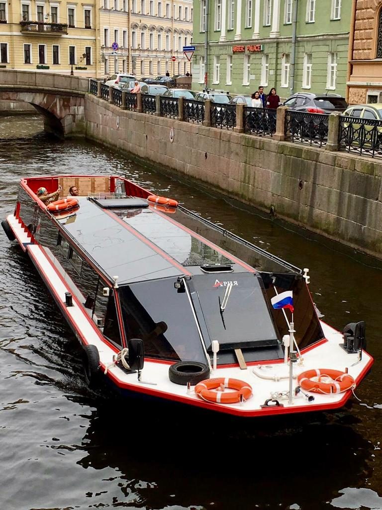 Посадка гостей на теплоход «Ария» — причал в центре Петербурга — фото 16