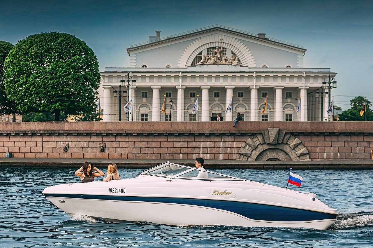 Посадка гостей на катер «Ринкер» — причал в центре Петербурга