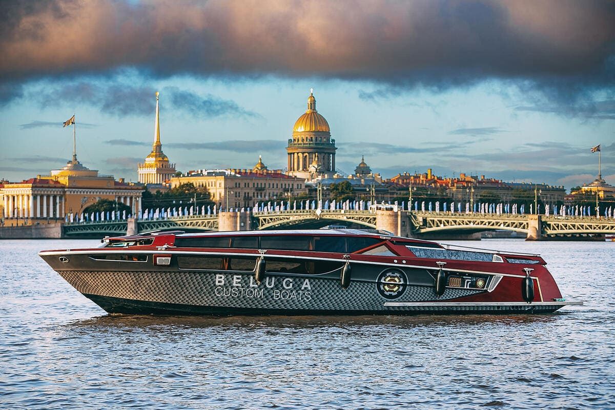 Катер «Белуга» под разводными мостами Петербурга