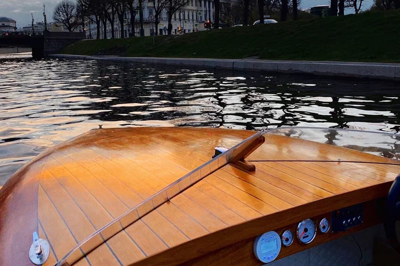 Посадка гостей на катер «Ода» — причал в центре Петербурга