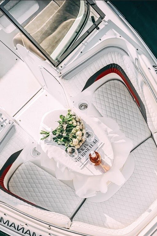 Открытая палуба катера «Майами» — егокатер