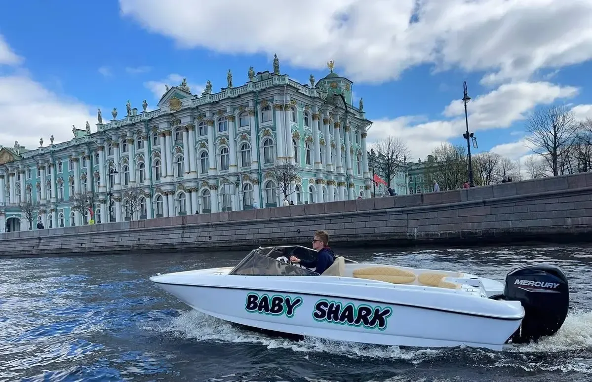 Катер «Бейби шарк / Baby Shark» под разводными мостами Петербурга