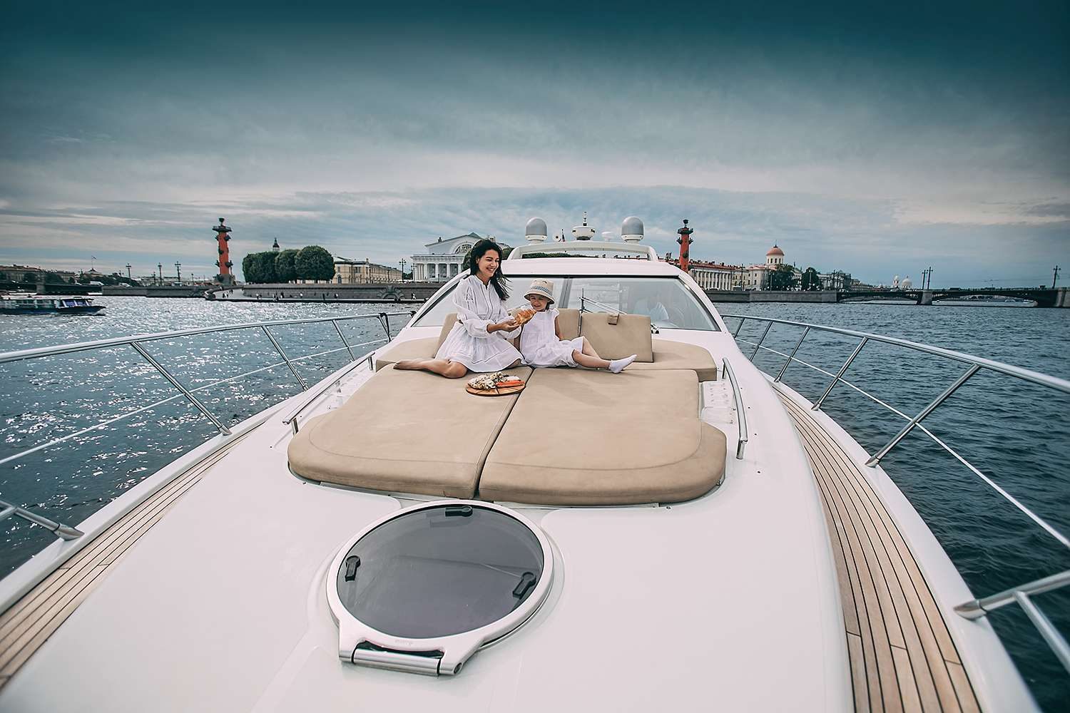 Яхта «Azimut 62» — салон и оснащение, аренда напрямую