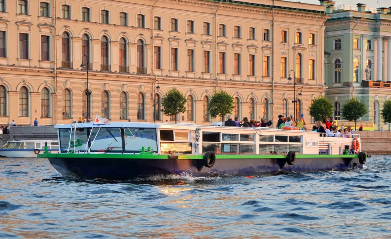 Посадка гостей на теплоход «Британия» — причал в центре Петербурга — фото 16