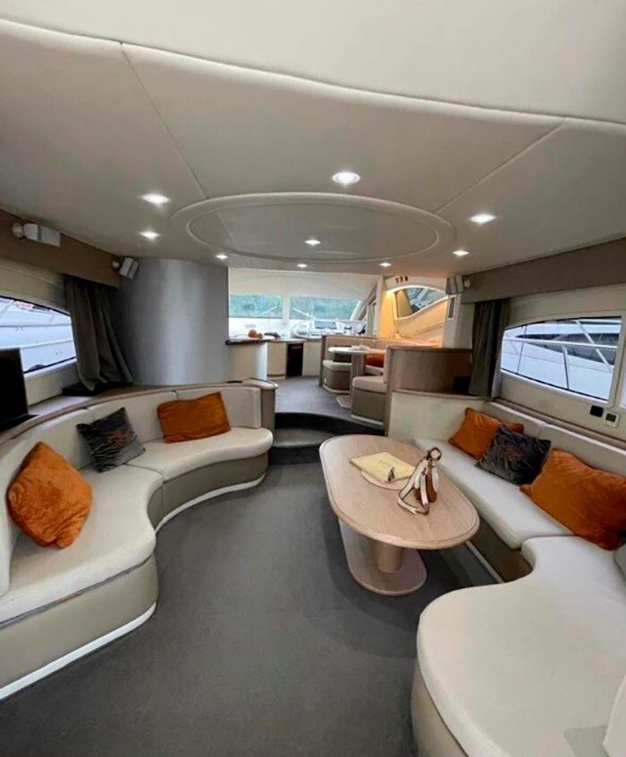 Яхта «Concept 62 / Концепт 62» под разводными мостами Петербурга