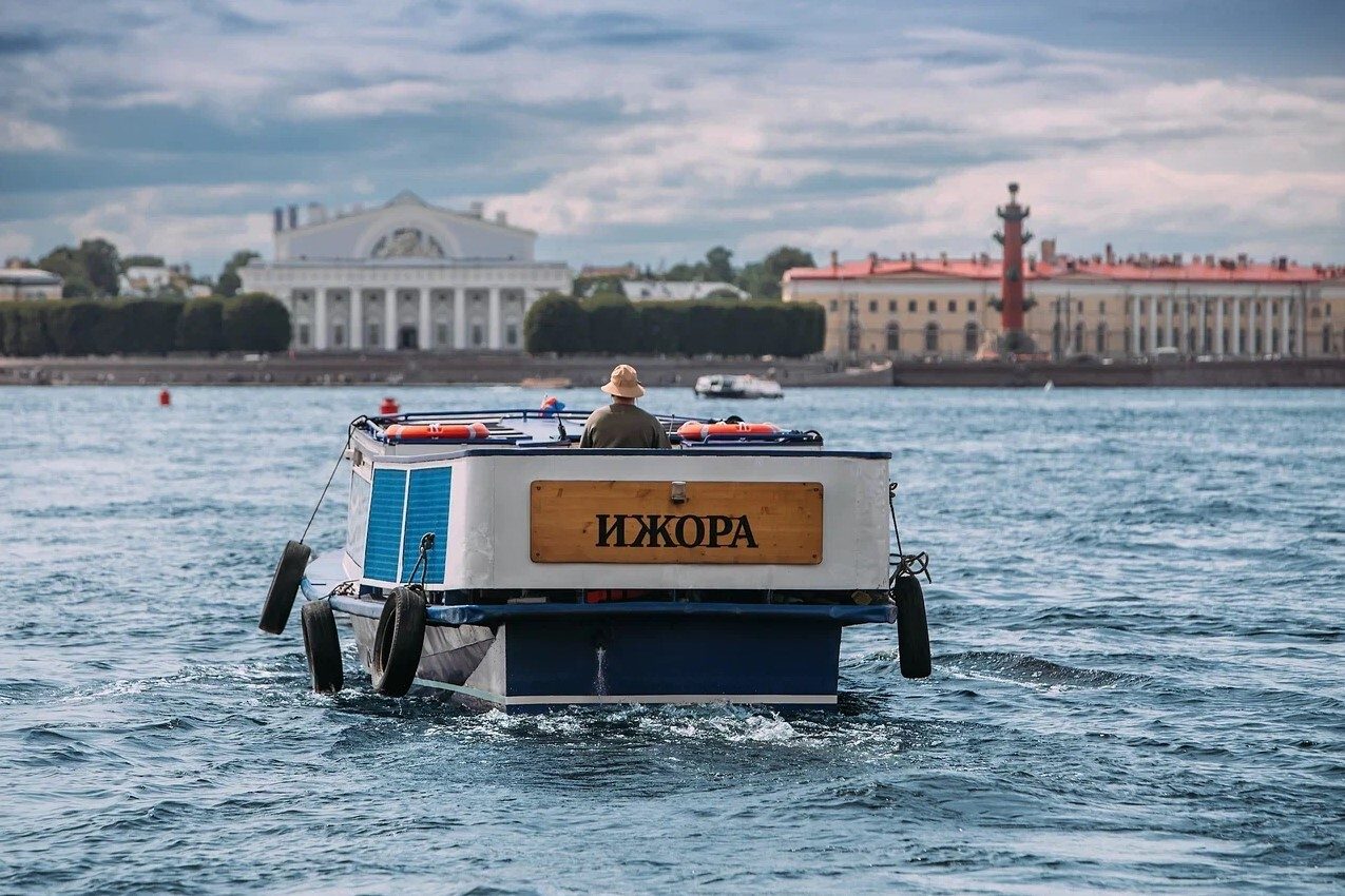 Катер «Ижора» — салон и оснащение, аренда напрямую