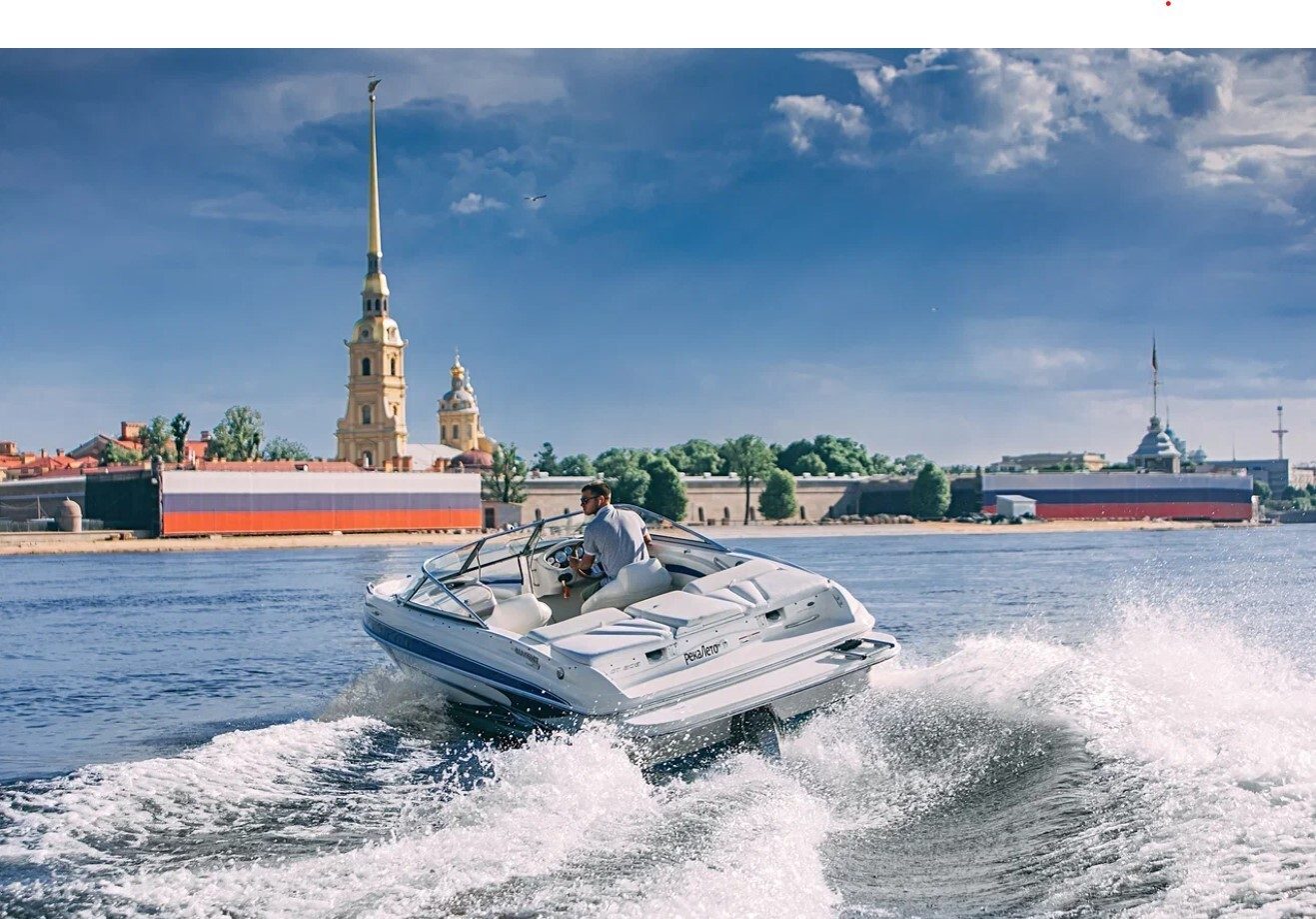 Катер «Река-Лето» под разводными мостами Петербурга