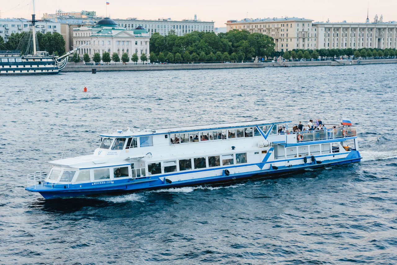 Посадка гостей на теплоход «Москва 125» — причал в центре Петербурга — фото 16
