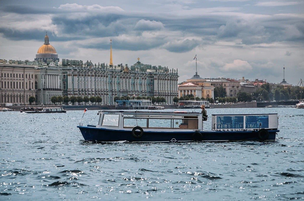 Посадка гостей на катер «Ижора» — причал в центре Петербурга