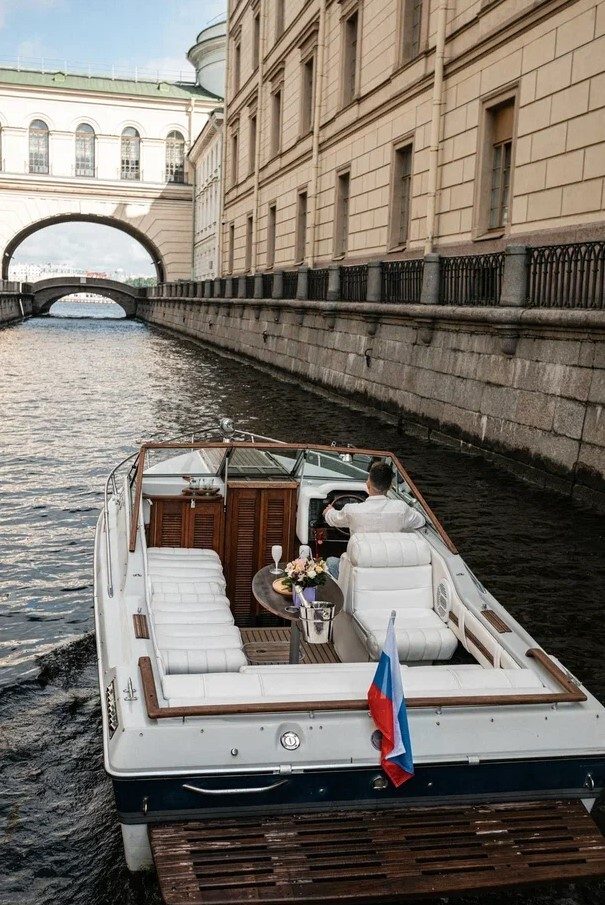 Катер «Князь» выходит в Неву — аренда с нашим капитаном