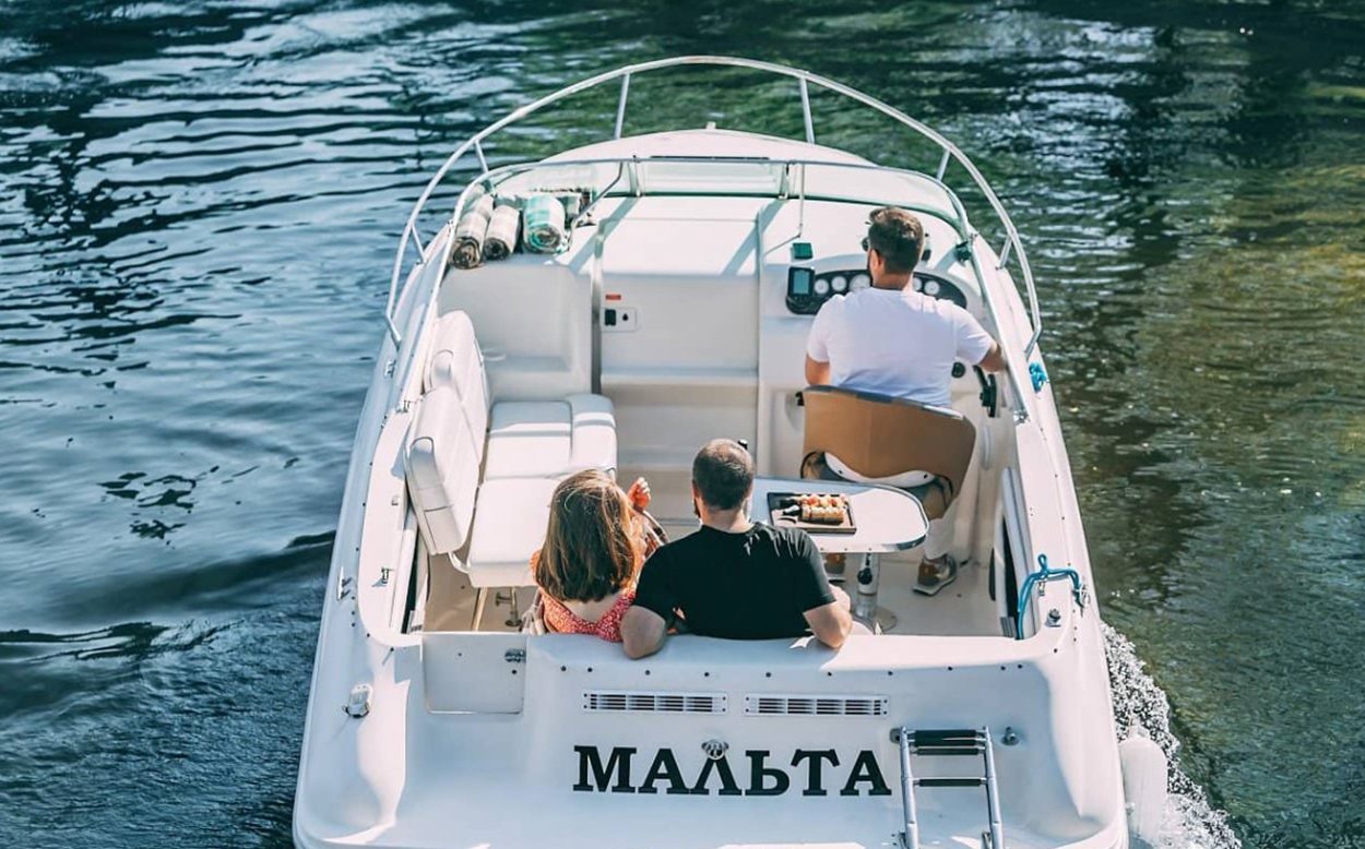Катер «Мальта» вечером у набережной — бронирование напрямую