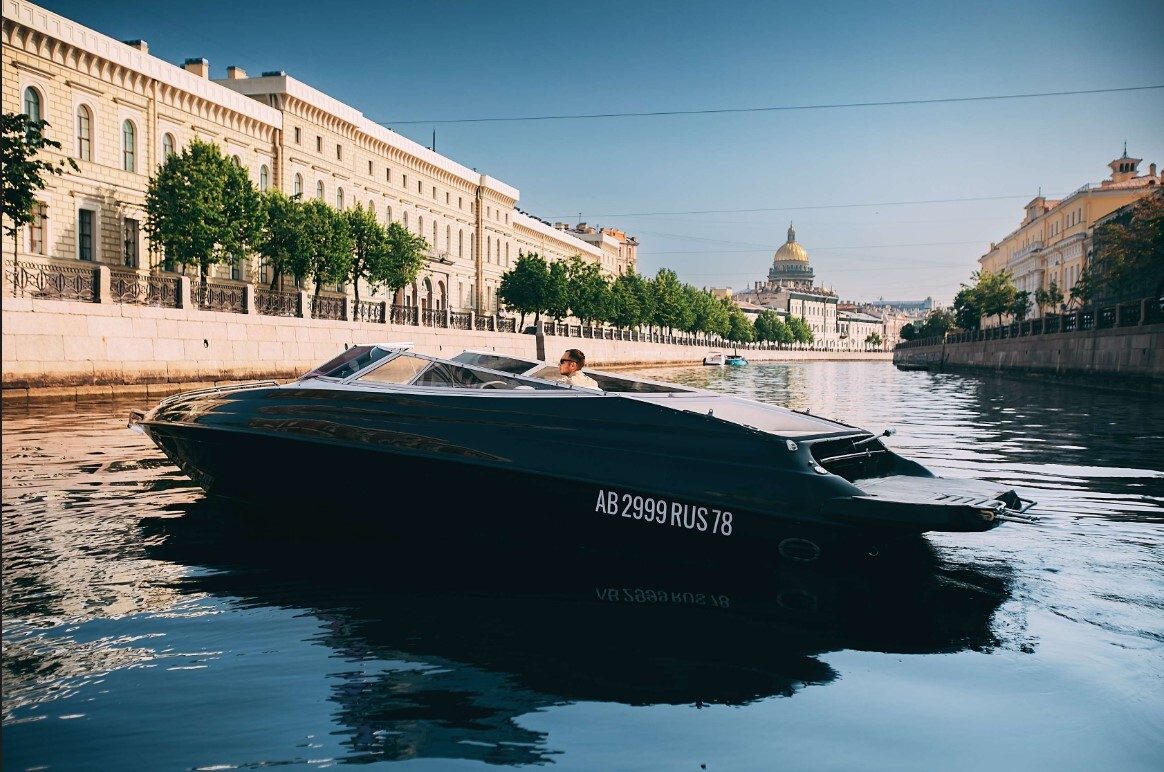 Катер «Шериф» под разводными мостами Петербурга