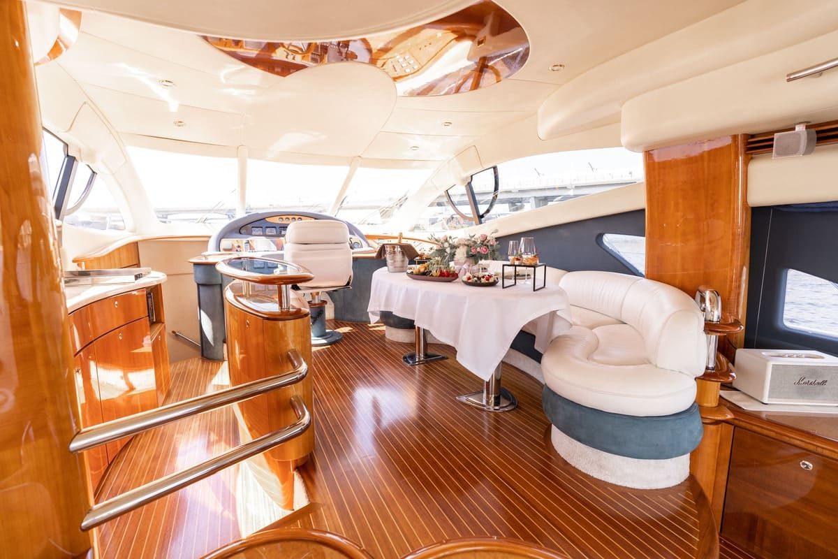 Яхта «Азимут 55 / Azimut 55» вечером у набережной — бронирование напрямую