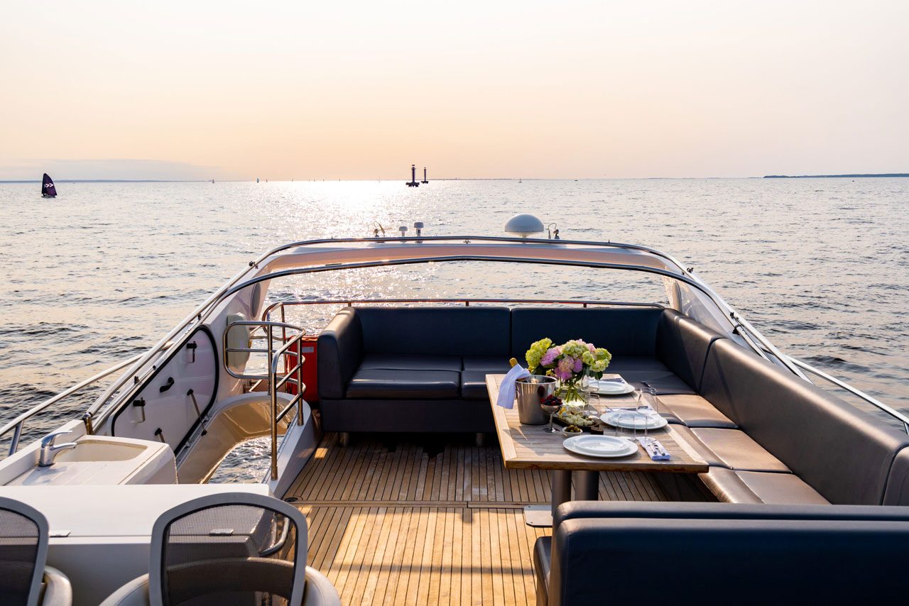 Яхта «Sunseeker Pallada 70» — салон и оснащение, аренда напрямую