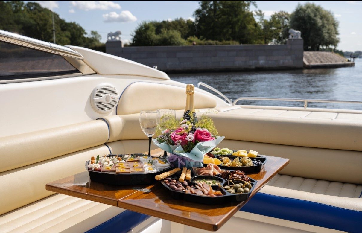 Катер «Сансикер Sunseeker 48» под разводными мостами Петербурга