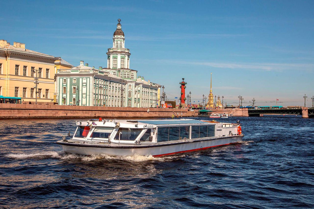 Посадка гостей на теплоход «Талисман» — причал в центре Петербурга — фото 16