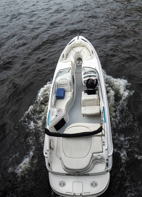 Катер «Монтерей (Monterey) 298 SS» под разводными мостами Петербурга