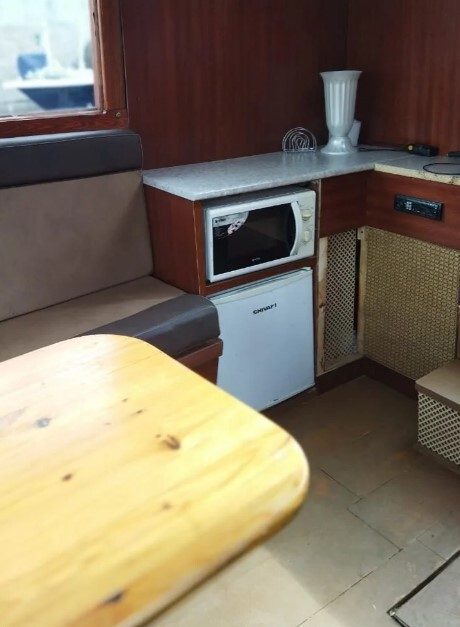 Катер «Балагур» под разводными мостами Петербурга