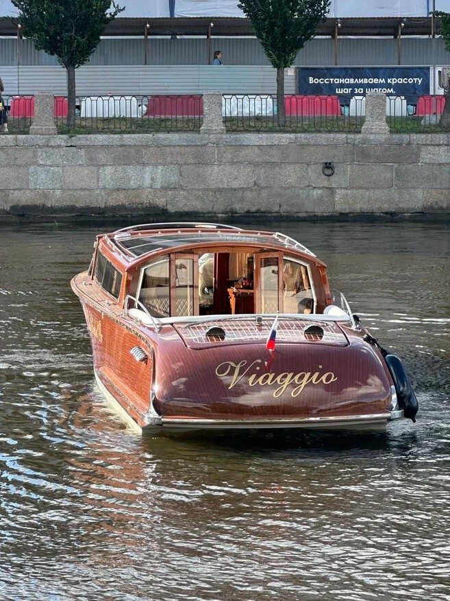Посадка гостей на катер «Виаджо / Viaggio» — причал в центре Петербурга