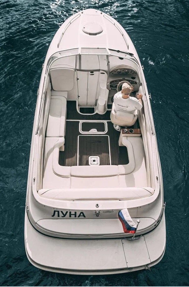 Катер «Луна» — салон и оснащение, аренда напрямую