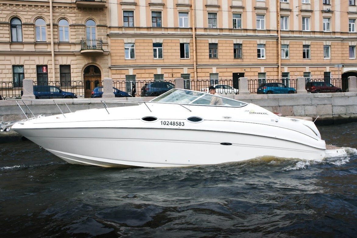 Катер «Сиа рей / Sea Ray» выходит в Неву — аренда с нашим капитаном