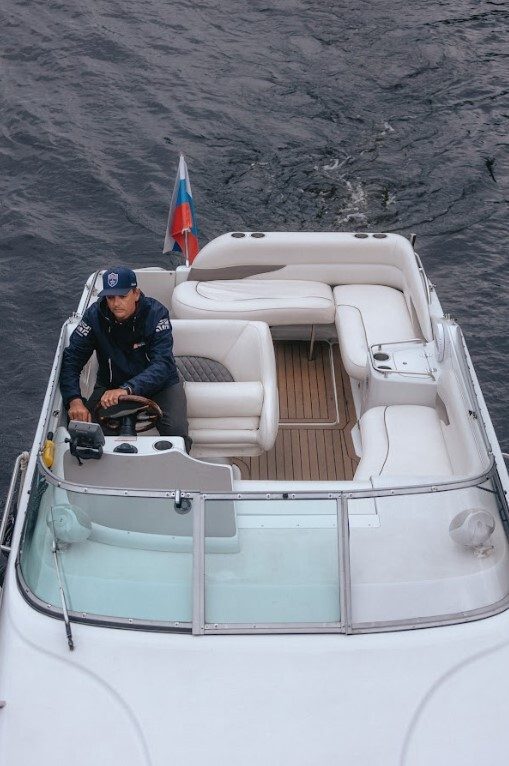 Катер «Роял-Кроун» под разводными мостами Петербурга