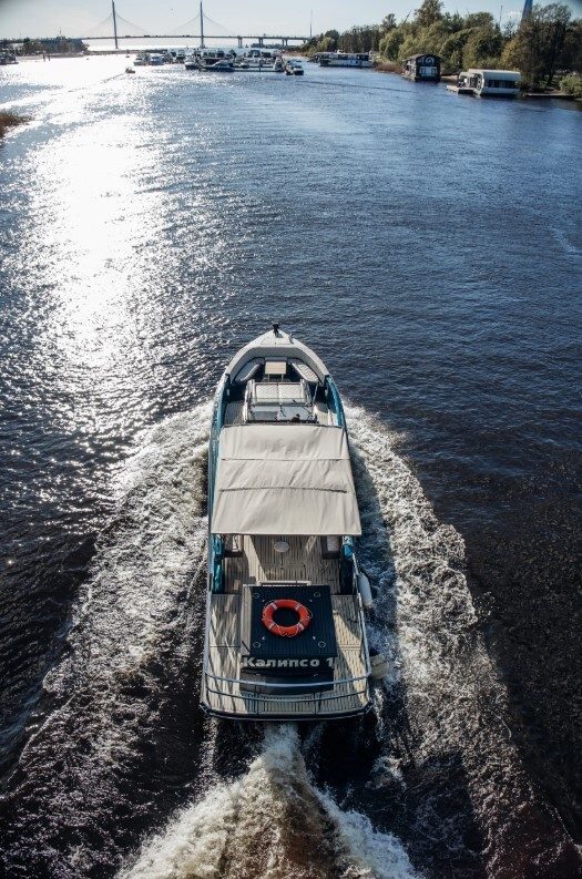 Катер «Калипсо» выходит в Неву — аренда с нашим капитаном