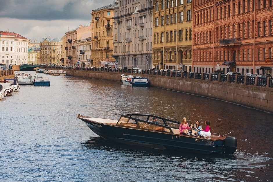 Катер «Blueberry» под разводными мостами Петербурга