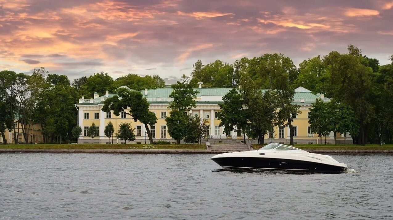 Катер «Светлана» вечером у набережной — бронирование напрямую