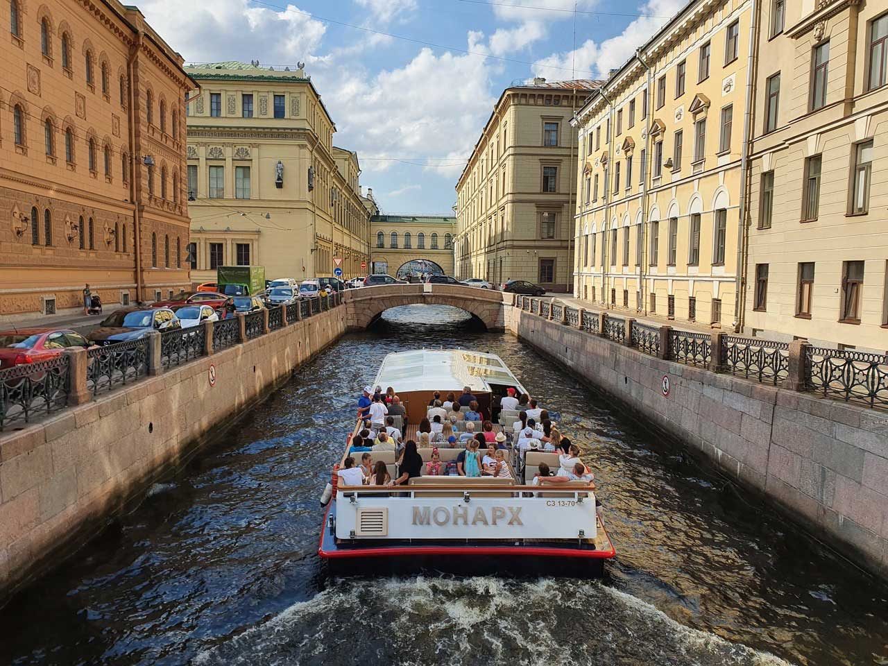Посадка гостей на теплоход «Монарх» — причал в центре Петербурга — фото 16