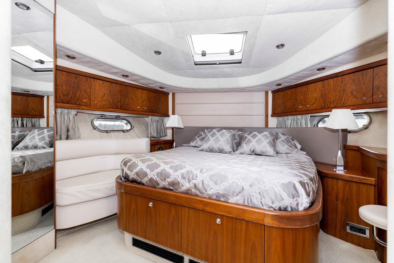 Наш яхта «Sunseeker Pallada 70» — вид с причала перед рейсом