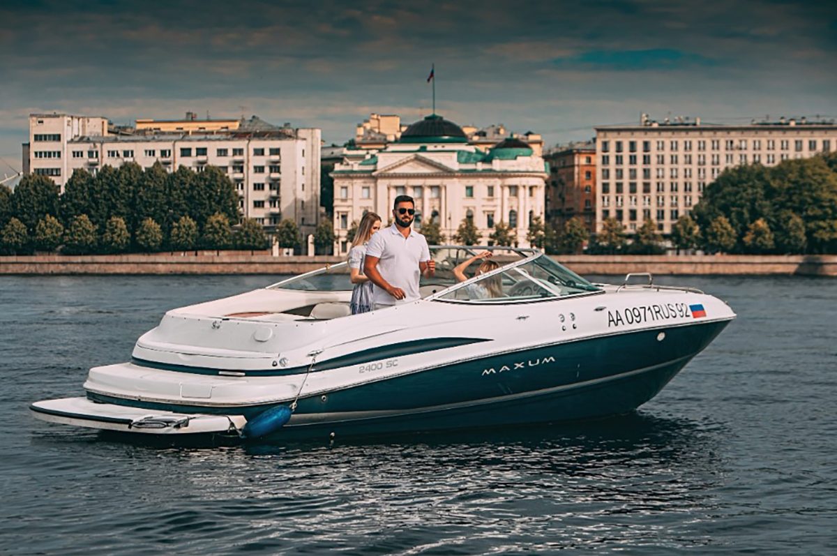 Посадка гостей на катер «Варадеро» — причал в центре Петербурга