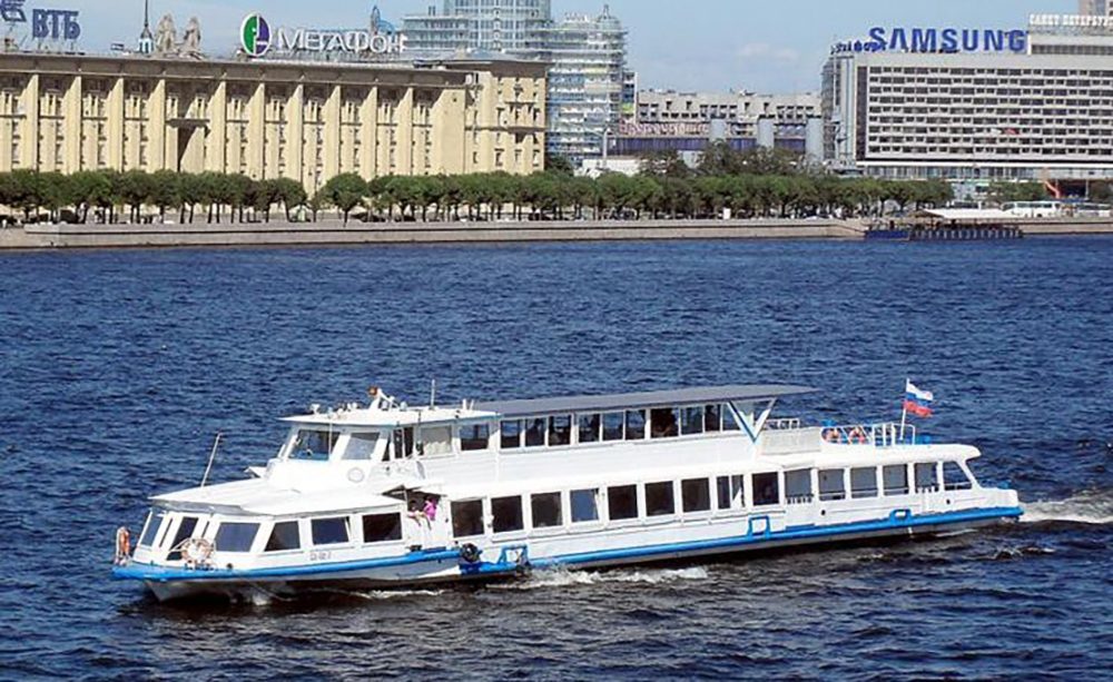 Посадка гостей на теплоход «Гардемарин» — причал в центре Петербурга