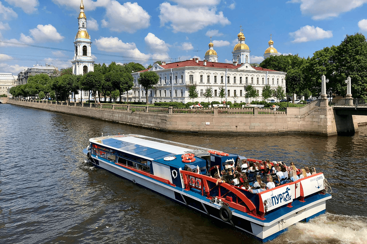 Посадка гостей на теплоход «Пурга» — причал в центре Петербурга — фото 16